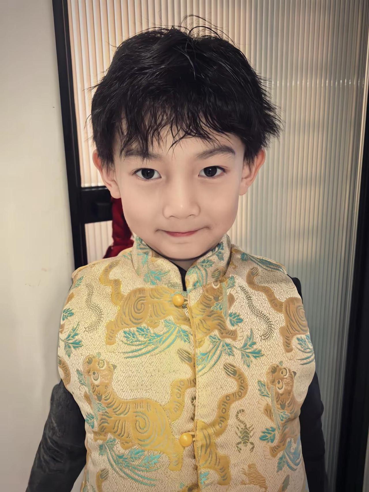 你眉目如当年 流转我心间澄澄弟弟 骗你生男孩 可爱到爆炸💥 颜值担当 @澄澄弟