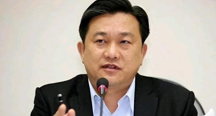 就在4月8日，民进党那位一直以嘴硬和扣帽子出名的立委王定宇又出来“喷麦”了。这次