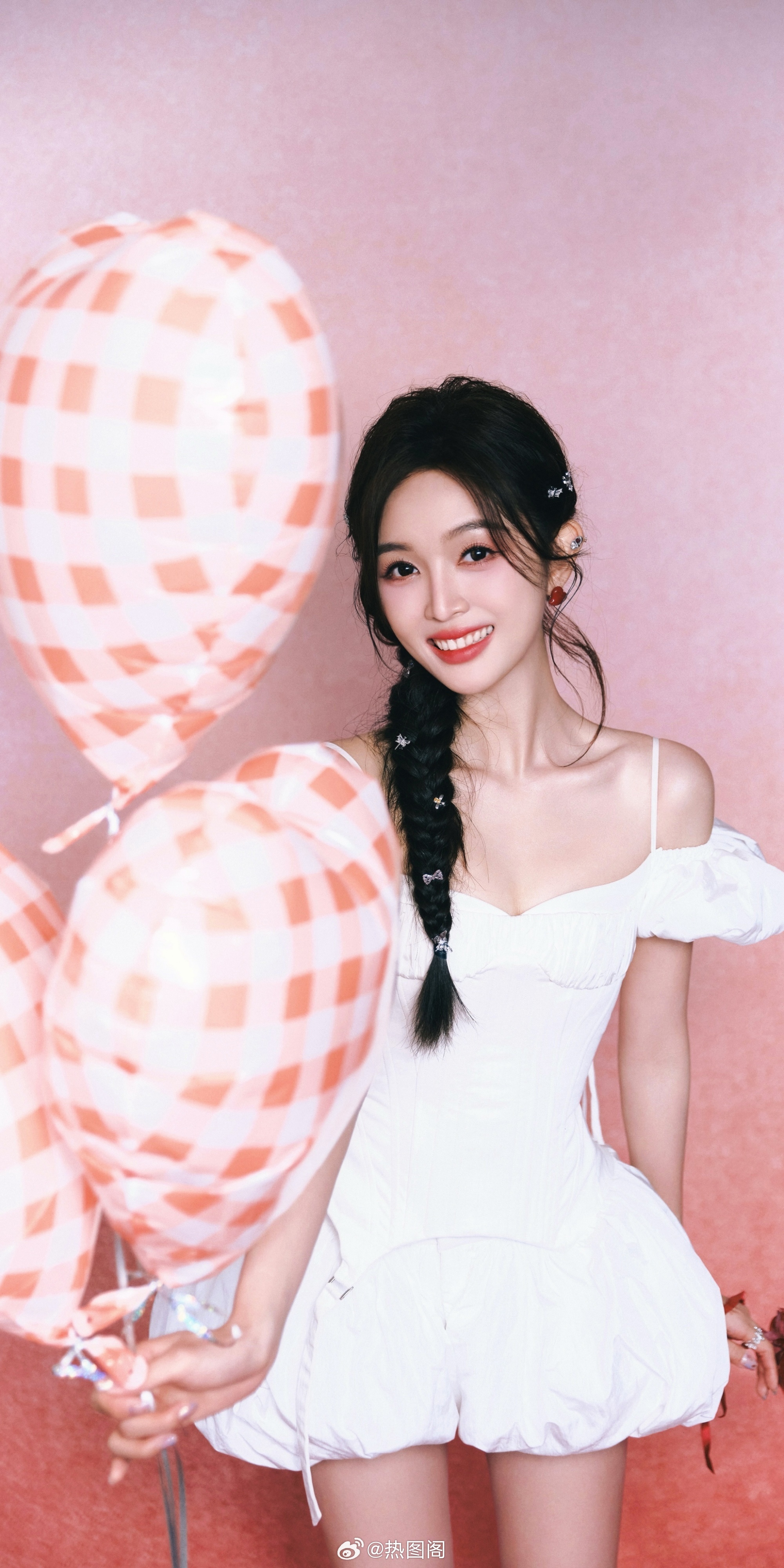 吴宣仪，小白裙大长腿，心动上线。吴宣仪热图阁公众号 