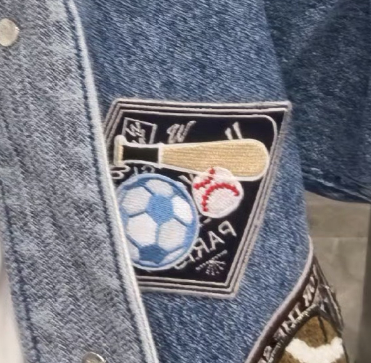 才发现衣服上面有个足球 