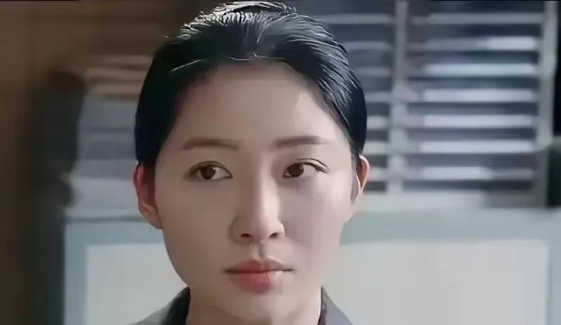 夏星在《利剑·玫瑰》里饰演女警艾心，真是一个既美丽动人又英姿飒爽的美女警察，既冷