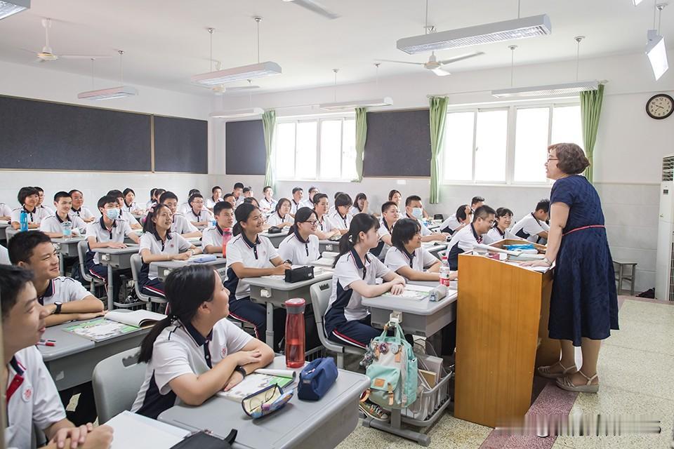 管不了纪律的老师，所教的学生成绩就一定不好！

生活中这类老师并不少见。

某中