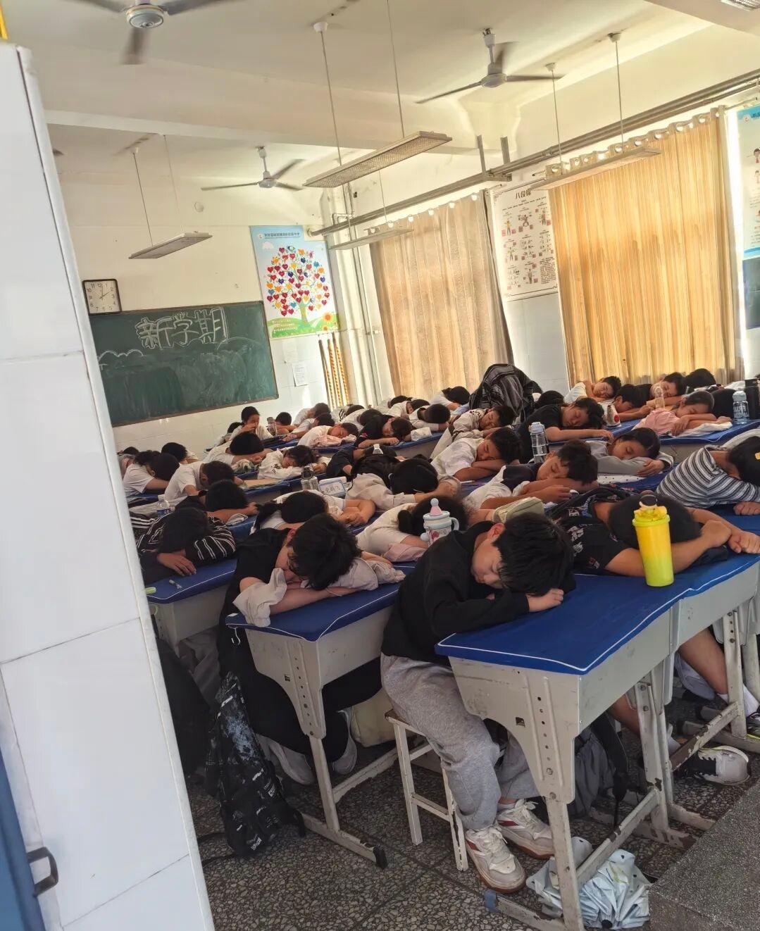 你说午休回家吃饭睡觉多好，为啥非得把孩子关在学校一天呢？

我一直百思不得其解，