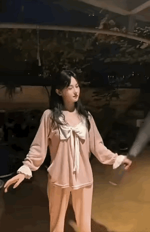 1 天呐！这姑娘的剑耍得太酷了吧！看得人胆战心惊。[震惊]
2 看完笑不活，让女