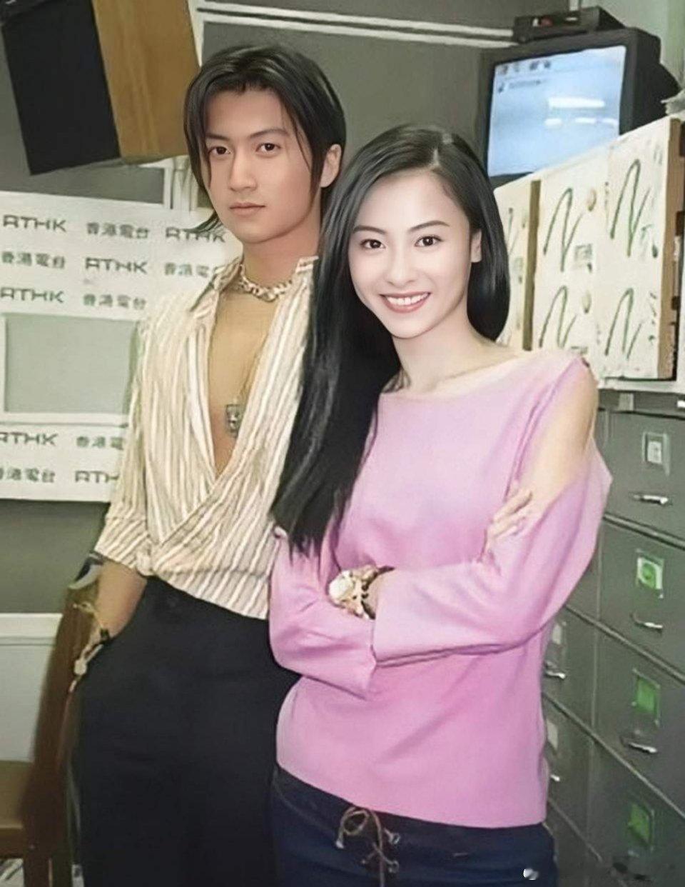 这是谢霆锋和张柏芝年轻时候的一张合影当时谢霆锋和张柏芝都是22岁，看起来很般配为