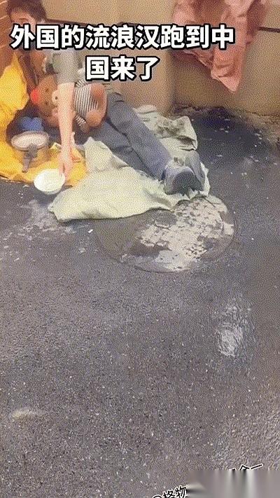 就在刚才，街角那幕差点惊掉我下巴。
一个老外。
不是那种西装革履或者背着大登山包