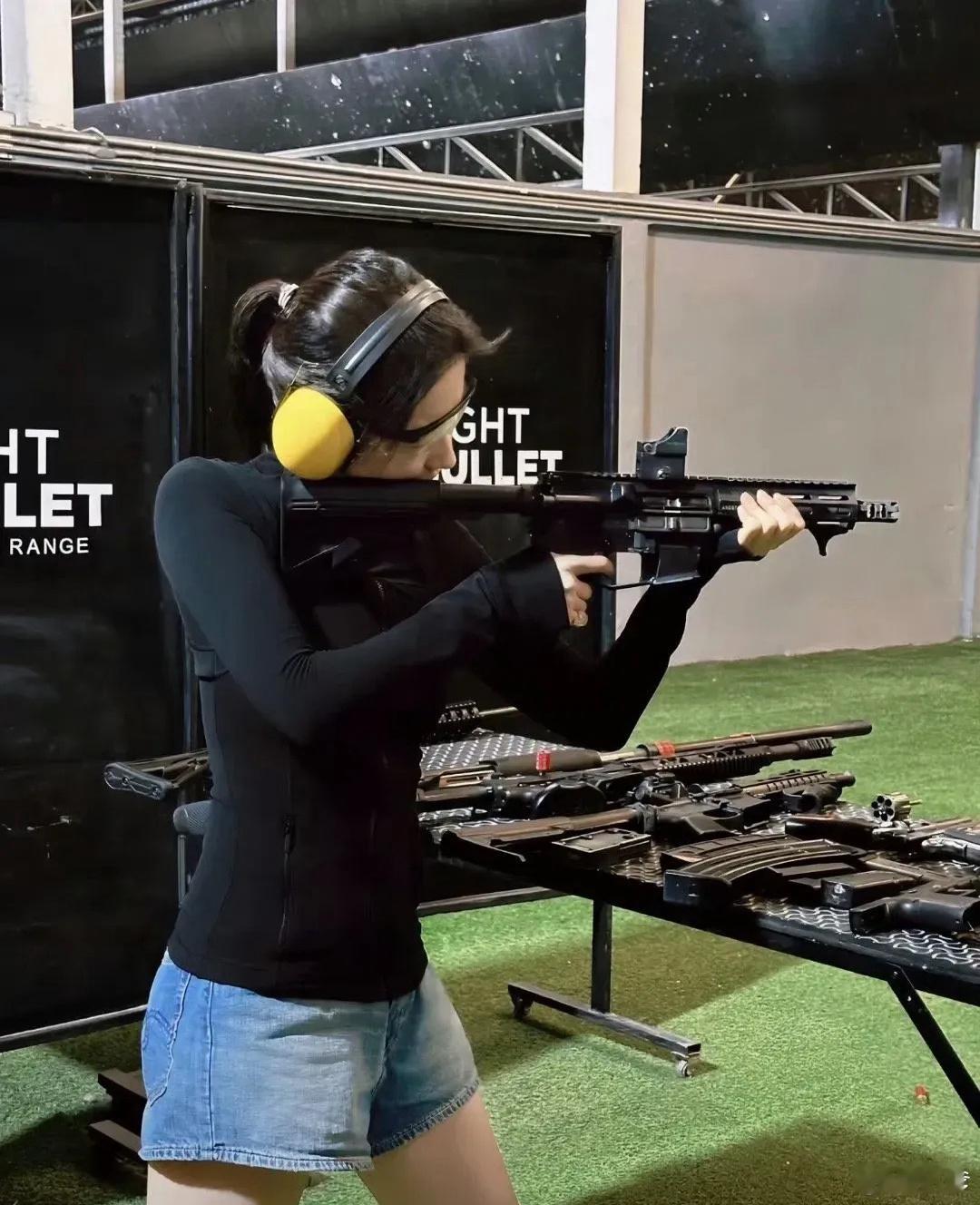 哪个说刘亦菲胖的？我第一个不答应，看这腰，看这线条！刘亦菲托枪射击姿势真的好帅！