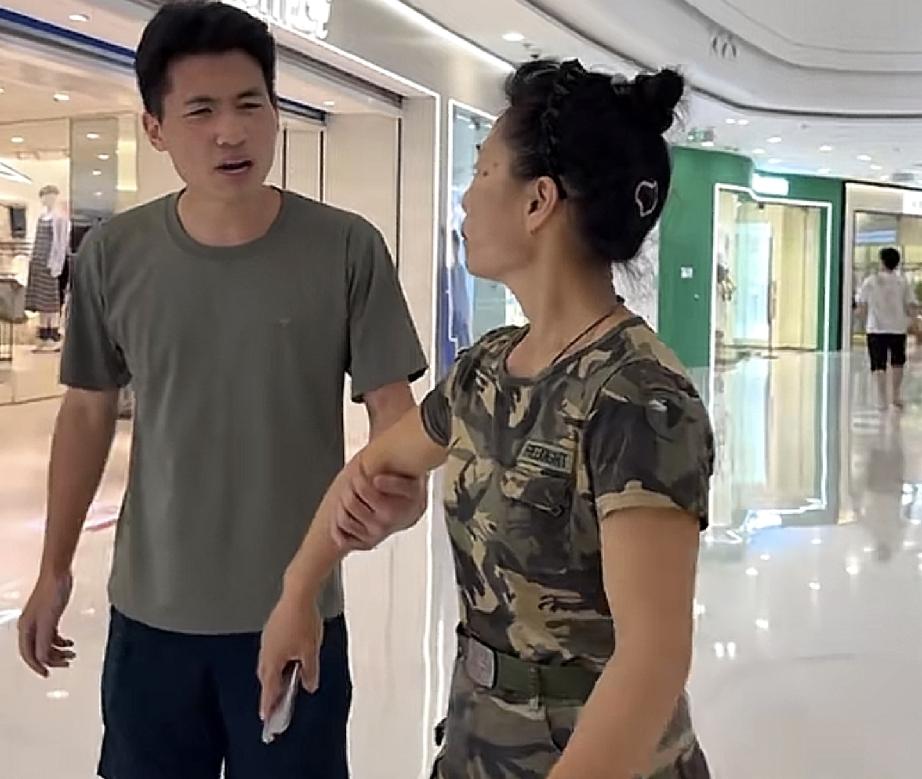 刘海军带妈妈看电影买衣服
买衣服时1个细节很辛酸
海军妈妈说的1句话引深思

刘