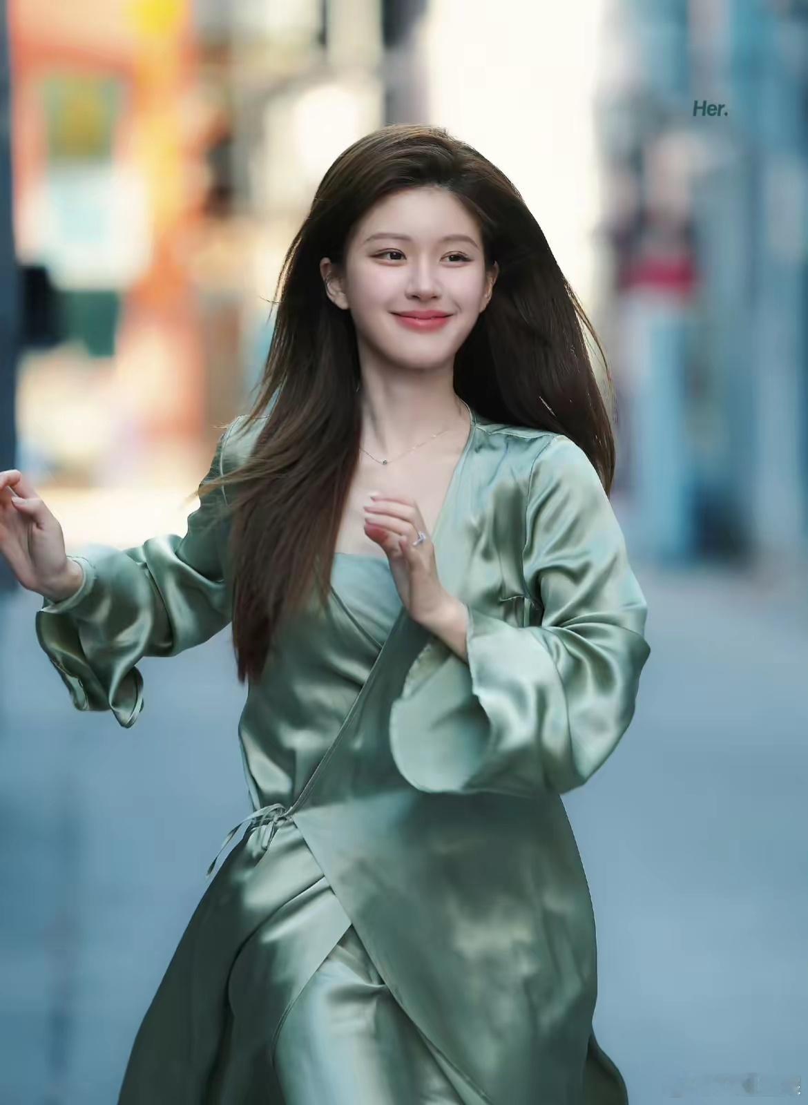 赵露思说话真是太有意思了！​网友问她当初为什么签这家公司，她说因为当初不想红，爸