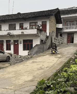 不堪重妇

想了一百种可能的摔倒方式

就是没想到直接腰斩了