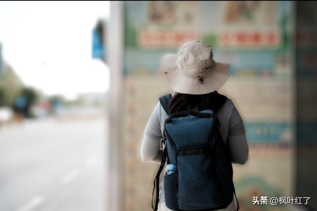 我今年58岁，还在打工。早上碰见一个和我同岁的朋友，戴着太阳帽，穿着长裤，长袖，