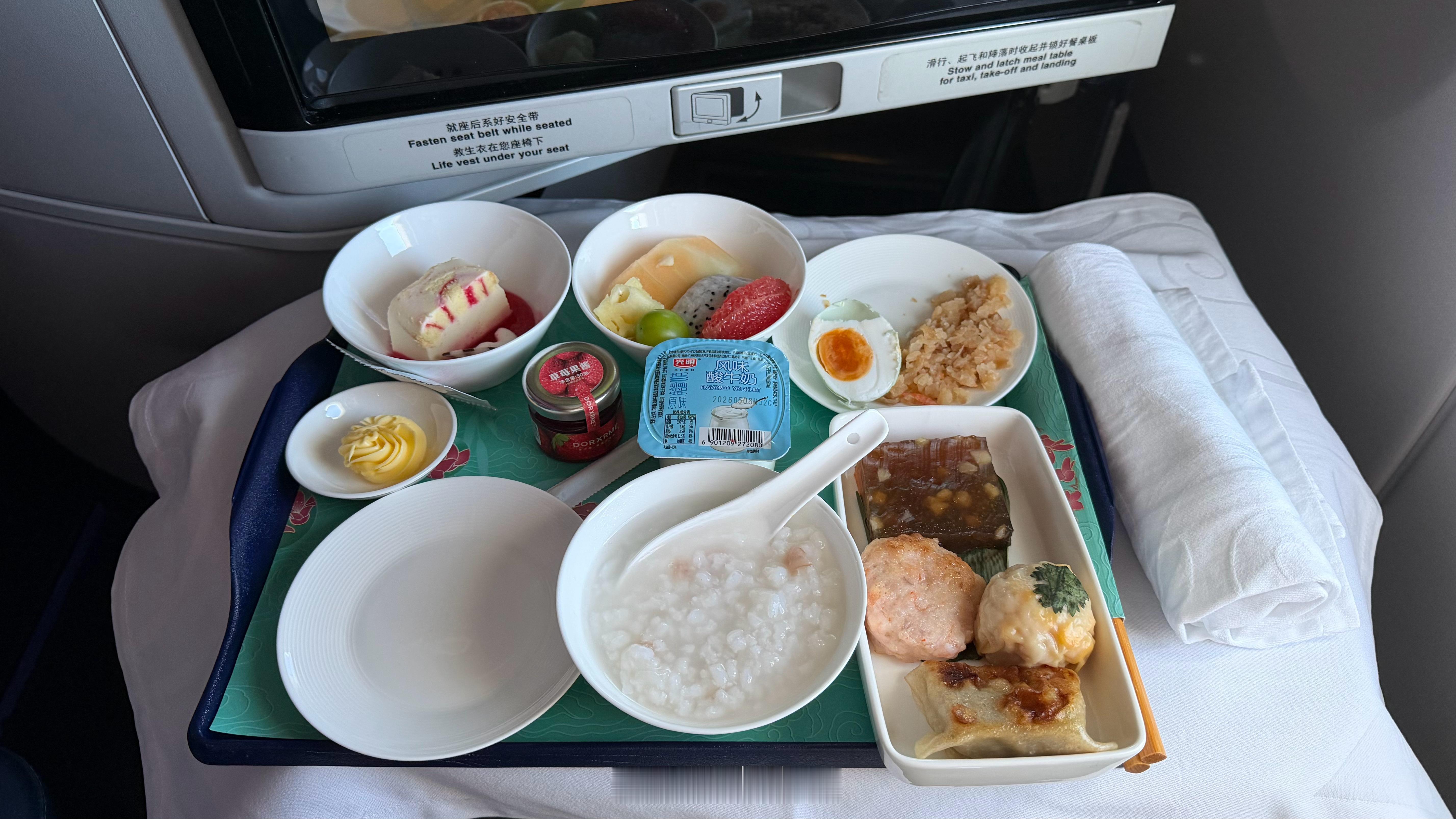 广州飞巴黎的CZ347的早餐，本来不喜欢喝白粥的，但没想到这个莲藕白粥，竟然有点