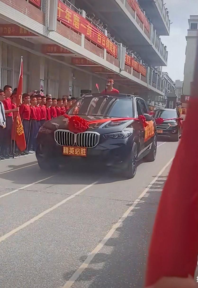 3月20日，广东阳江龙源精英学校举行2026中考百日誓师大会，全校师生与家长齐聚