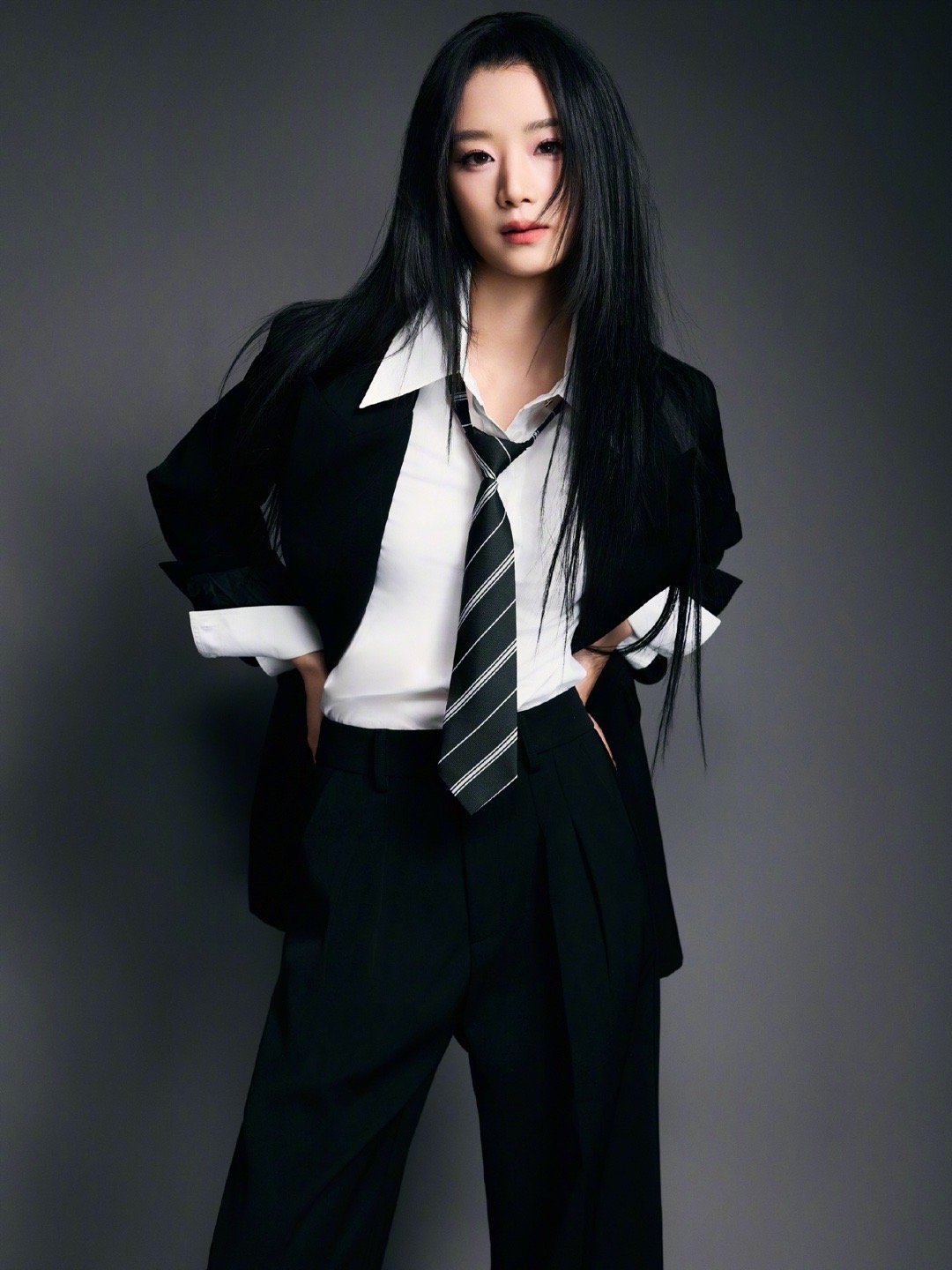 王小亿杨鹏丞颜霸同框眼睛好忙 见过养眼的，没见过这么“霸道”养眼的！王小亿的甜飒