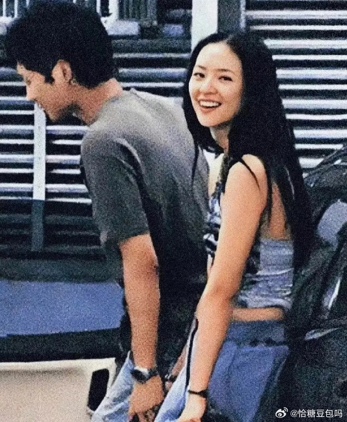 章子怡与霍启山昔日路边拥吻，旧照氛围感拉满，爱意满溢，往昔一幕令人回味，尽显浪漫