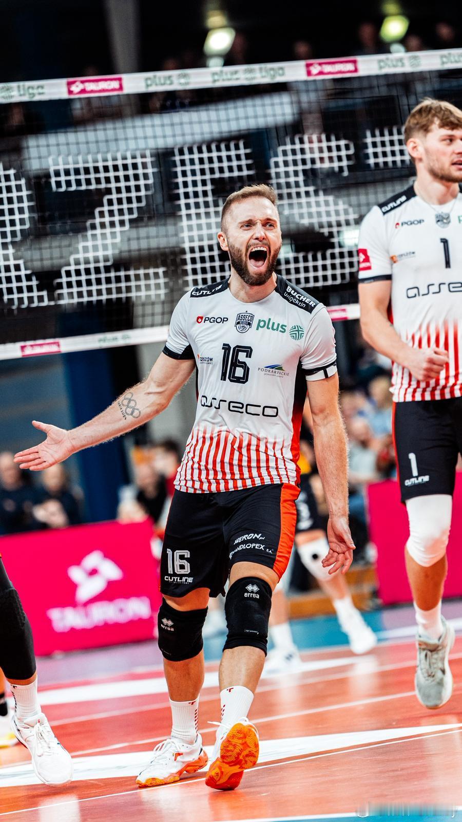 波兰媒体曝扎托尔斯基新赛季将继续留在热舒夫，而美国男排著名自由人小庄司则将离队。