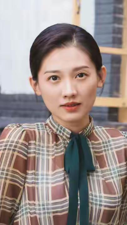 马藜（常写作马黎），1989年生于辽宁大连，毕业于上海师范大学谢晋影视艺术学院，