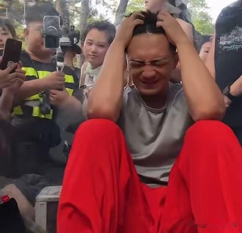 可怜雪饼猴三分钟，真的是人红是非多呀
好好的正表演呢，突然来了一个女的，找他要钱