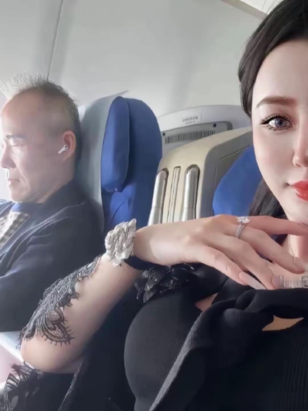 隔壁这个看上去好有钱！
是“钻石王老五”吗？
该怎么做才能引起注意