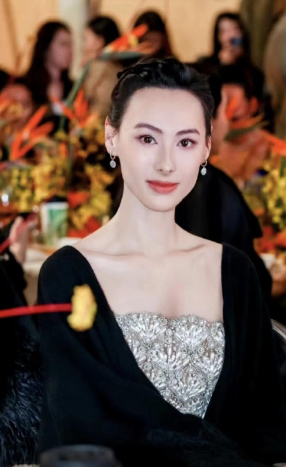 梁洛施面相很贵气

比起千亿媳妇徐子淇，梁洛施确实少了些运气。可能唯一的败笔就是