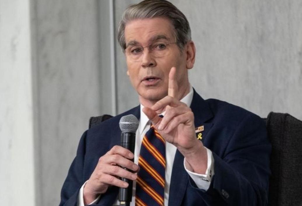 美国财长贝森特彻底激动坏了，对着镜头高调喊话：中国再也没法卡我们脖子了！
 
就