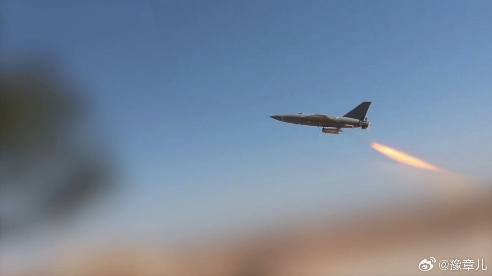 据法尔斯通讯社报道，一名伊拉克消息人士称，昨晚一架伊朗自杀式无人机击中并瘫痪了位