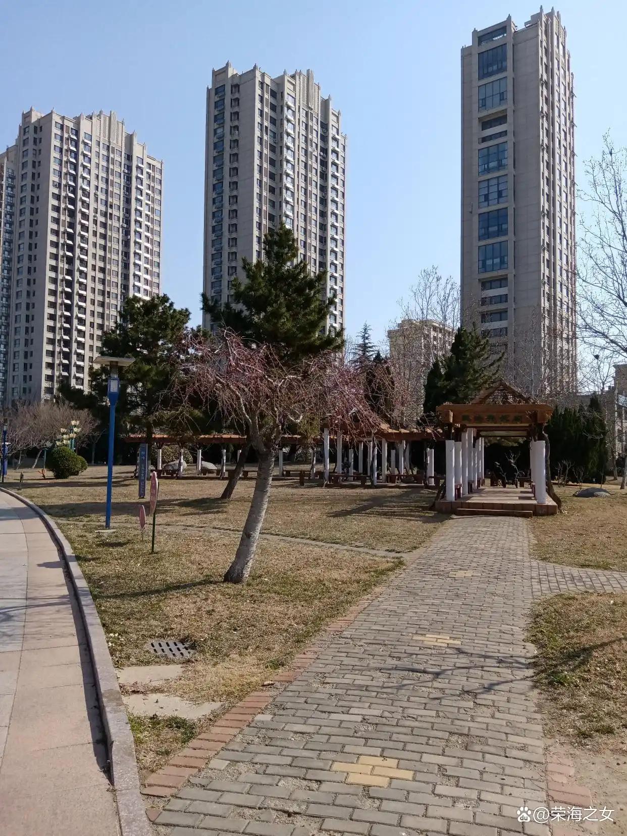 退休了不一定有住房补贴。住房补贴是98年房改后，针对特定群体的补偿福利。
能领补