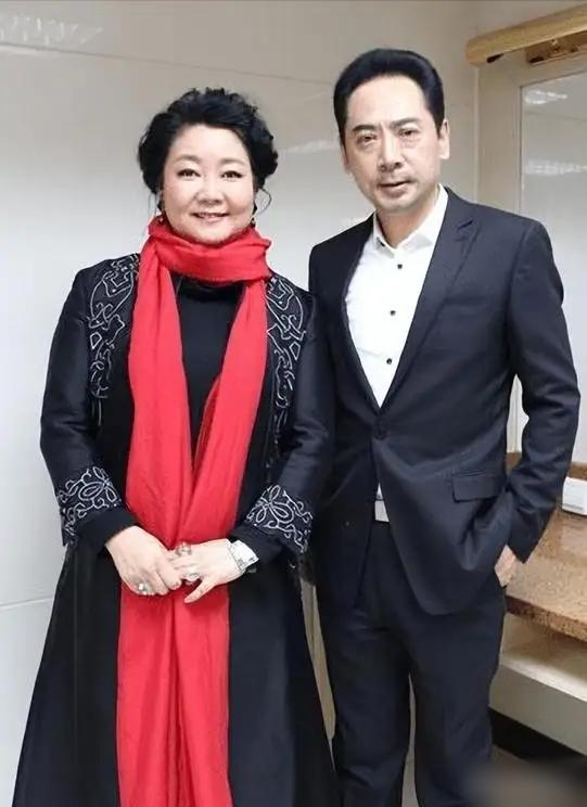 1991年，萨日娜为能分到11平米房子，258元彩礼就嫁给同学潘军，婚后她被嫌弃