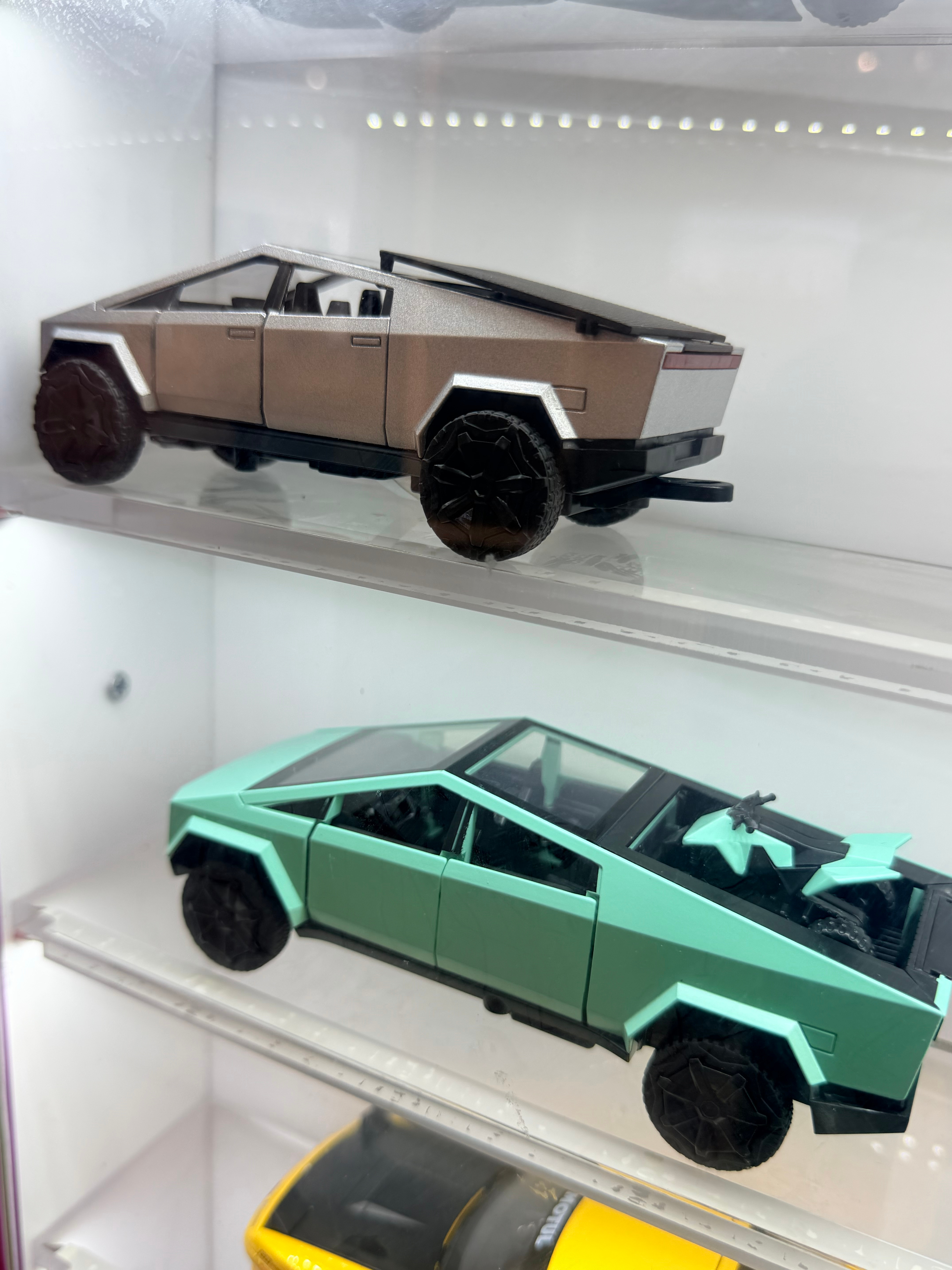 快看我在吾悦广场见到了什么！！！特斯拉的皮卡Cybertruck的车模，只可惜当