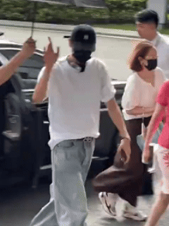 田栩宁打招呼手腕不动手指动 学到了！！！下次我也这么打，真的很爱了[期待] ​​