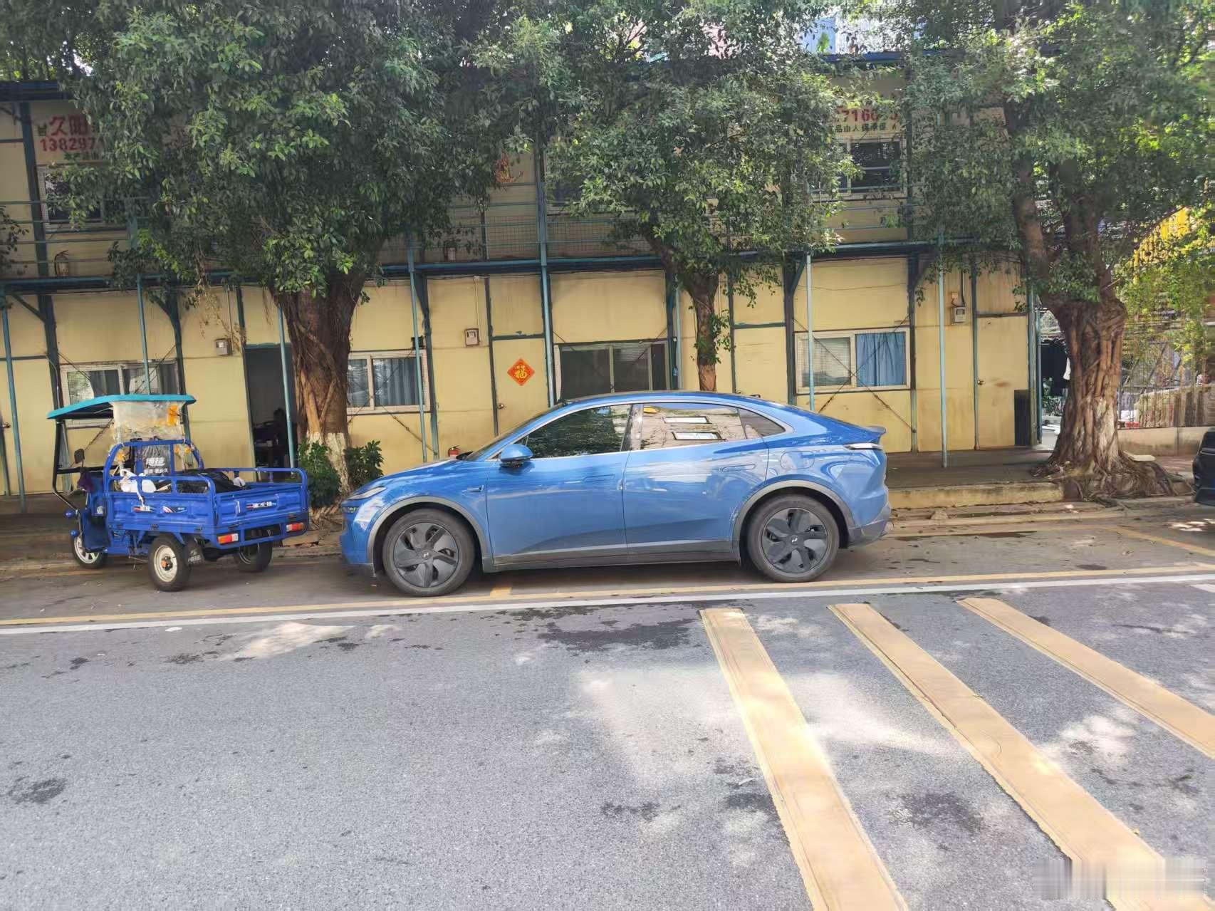 午休看到一台车直接占了两个停车位，大家看得出是什么车吗？