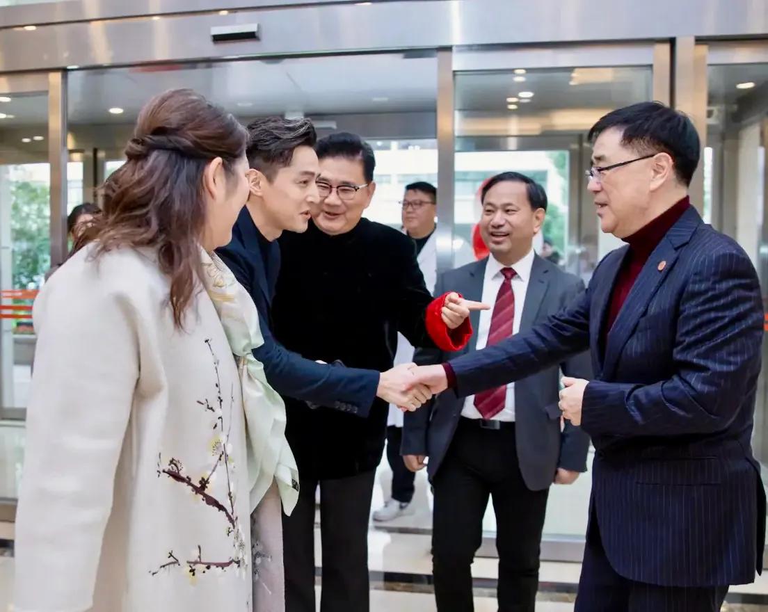 这是谁？胡歌
胡歌现身上海瑞金医院，因本人太帅，让整个医院都沸腾了，特别是女同事