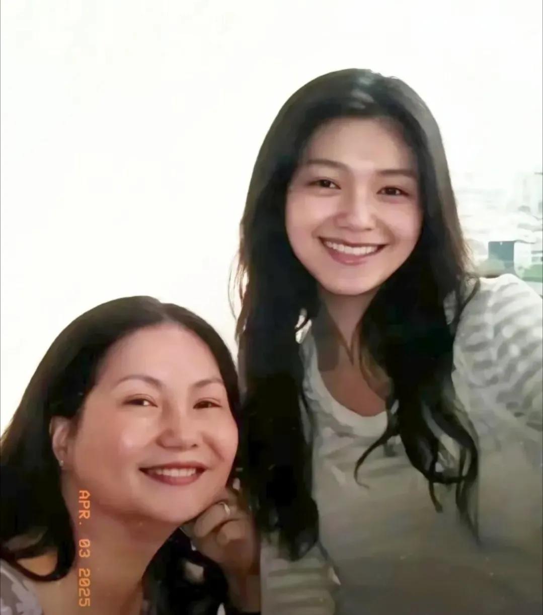 S妈否认偷卖大S珠宝。

S妈在社交平台晒出母亲节的全家福，并回复了网友的提问。