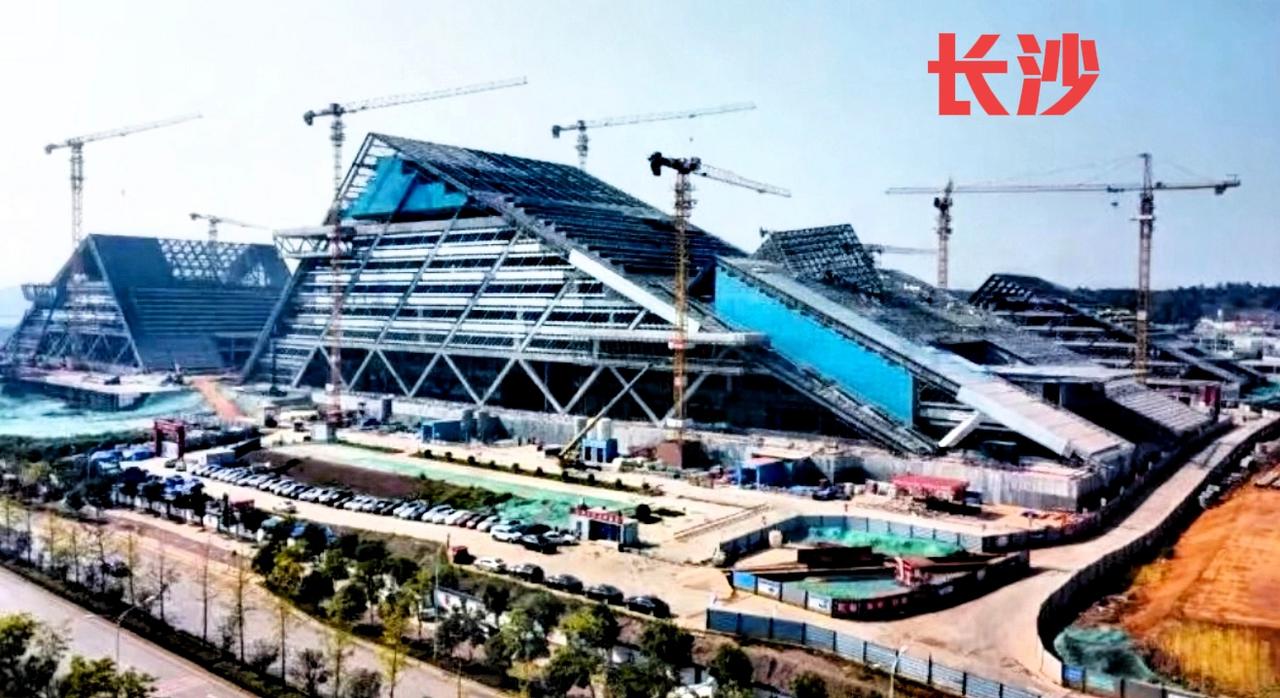 看看长沙湘江科学城，下面这两张图对比一下它的建筑风格。个人觉得，第一张图与第二张