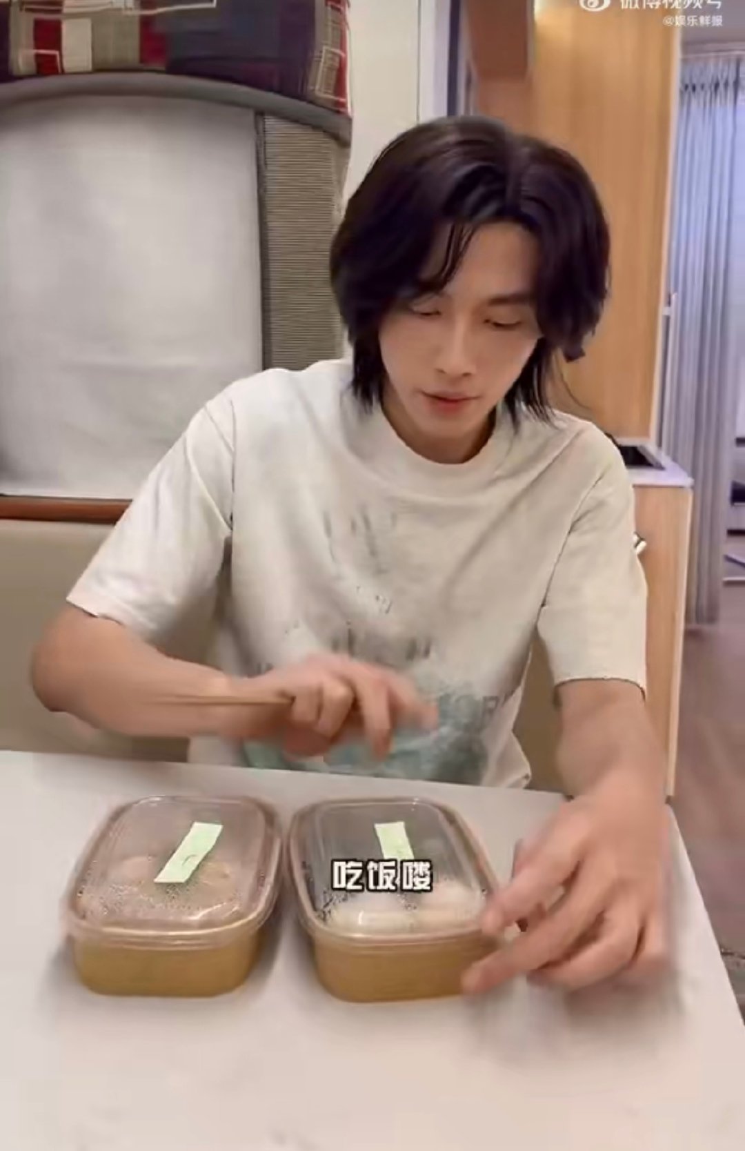 辛云来飘逸长发配鸡腿 长发一甩满是故事感，健身中的祁总连鸡腿都能拒绝得这么有包袱