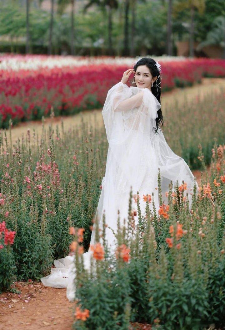 张杰力挺谢娜演唱会把鸟巢团队给老婆用，带女儿去献花，还喊她“太阳女神”。张杰这波