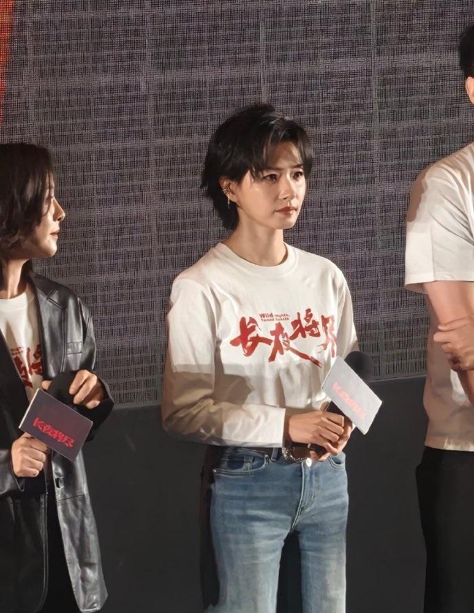 今天万茜和黄小蕾一起出席活动，两位搭配的风格不同，不过都很有气质。

万茜上身穿