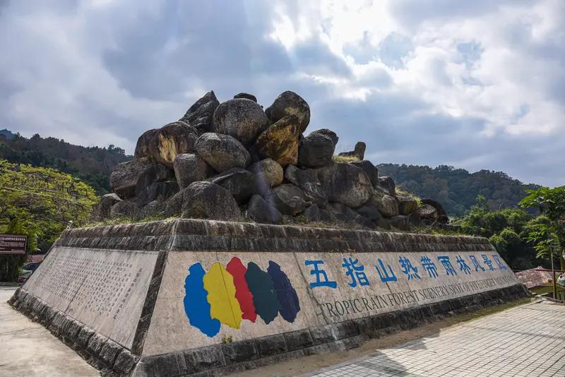 家人们谁懂啊！猴子在“五指山”拖家带口泡温泉养生这画面太绝了。想象一下，一群猴子