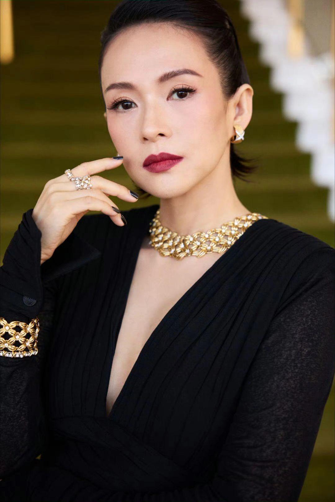 章子怡身穿深V黑裙，气场太强大！章子怡身穿深V黑裙，气场太强大！章子怡 美女日常