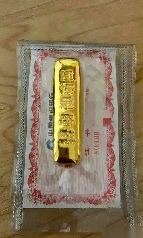 昨天还在柜台前美滋滋买黄金的人，今天估摸着都在满世界找降压药了吧？
一天时间，一