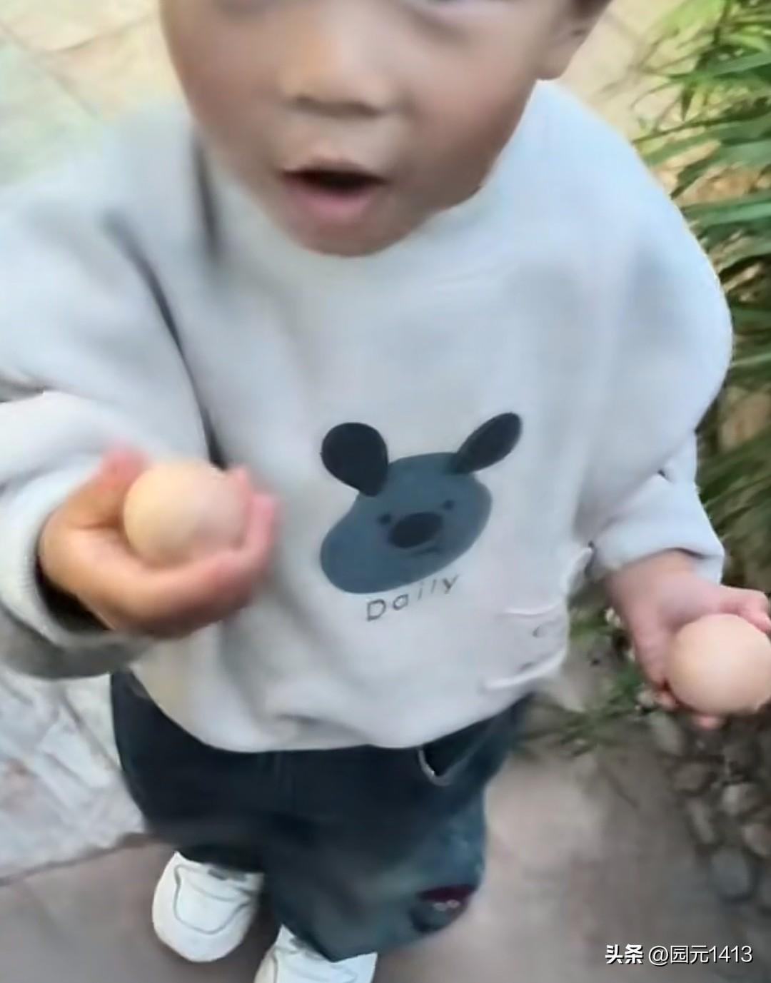 成成在爷爷奶奶的带领下，现在越来越懂事了。也能听懂四川话了，偶尔还可以说几句四川