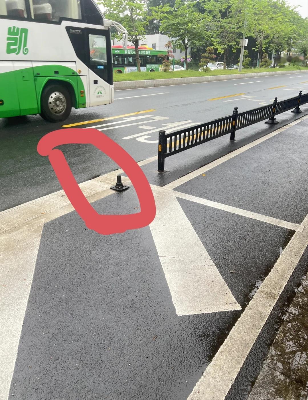 雨天骑车被“隐形桩”撞断腿，学生党维权！
坐标：广州天河区大观南路（奥体游泳馆旁