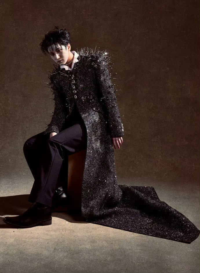 严浩翔SM2头像严浩翔的新头像  严浩翔的新头像，严浩翔SM2头像，是满分哥特恐