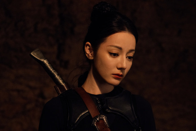 迪丽热巴黑色系穿搭look 酷中带甜的迪丽热巴 酷中带甜的迪丽热巴，今日份迪丽热