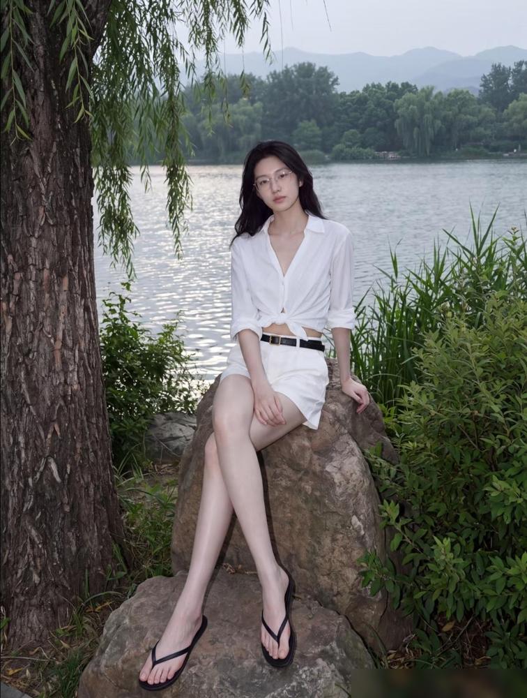 天气真的是一天天变凉了，坐在秋凉渐起的户外，直感觉两条腿有些发凉。

我年轻那会