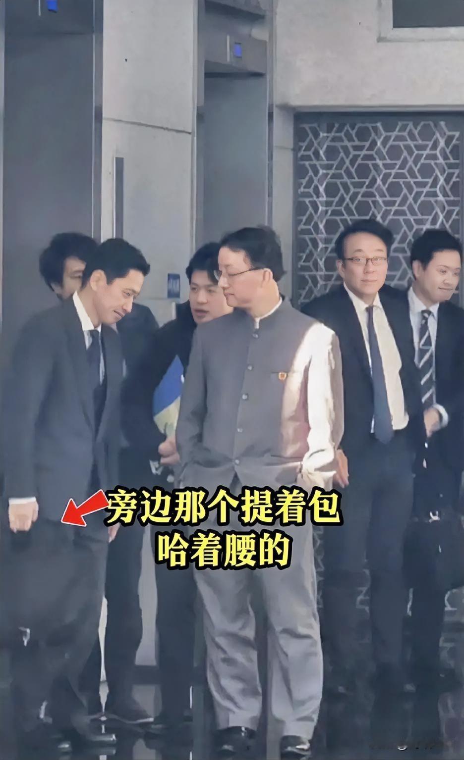 日本派人来了，谈得咋样？先看下方这张图片，很有可能会名留青史。央视发的，中式服装