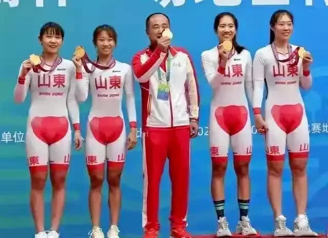 在第十四届全国运动会上，山东队队服不仅展现了烟台的苹果魅力，更贴心地考虑到了女性