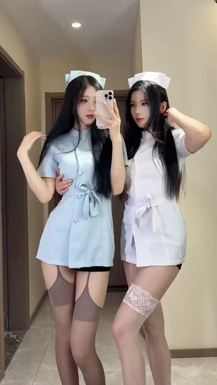 把大闸蟹跟猫咪打。