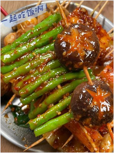 无油麻辣串串，煮熟的串串刷上秘制酱汁，味道比烧烤摊还好吃！我的宝藏食谱