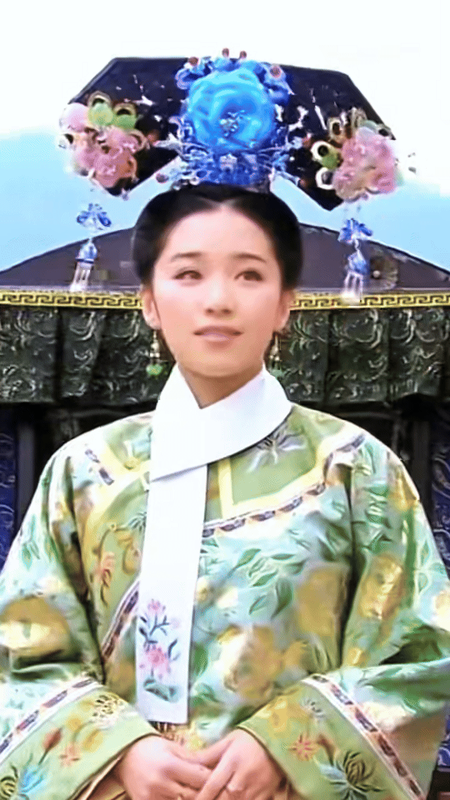 阚清子复刻了欣荣格格 阚清子带着欣荣格格鲨回乘风舞台了！还是熟悉的旗头造型，笑起